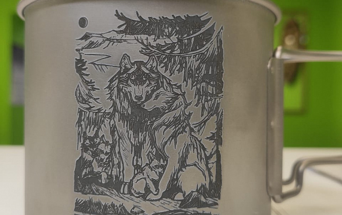 Гравировка на кружке волк пример гравировки | компания Гравировка ЕКБ
